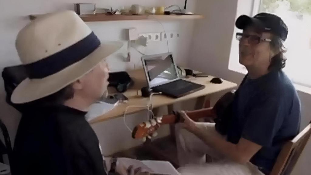 Serrat y Sabina en casa de Serrat.