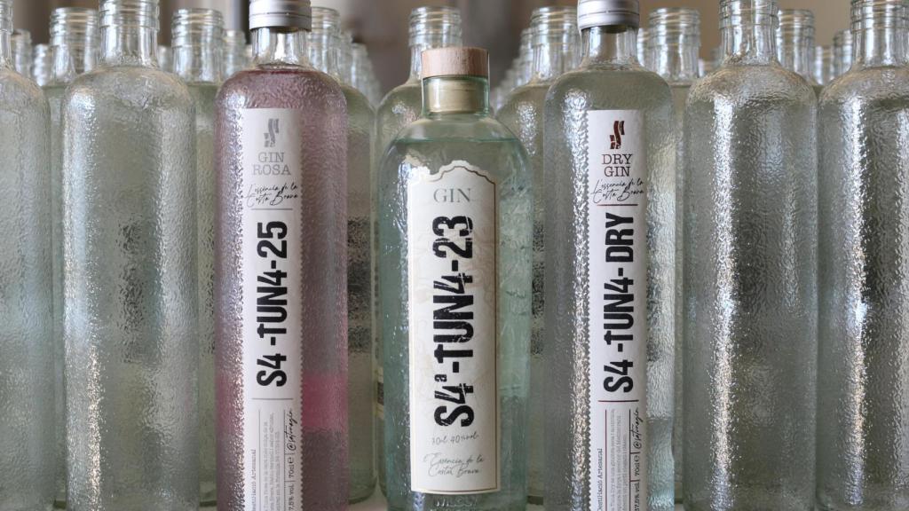 El proceso incluye desde la creación de la propia bebida hasta el diseño y el embotellado.