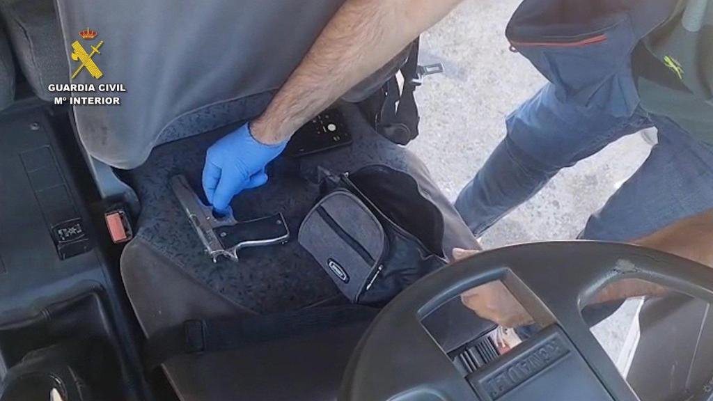 Armas aprehendidas por la Guardia Civil a los detenidos.