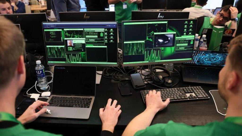 Expertos durante el simulacro Locked Shields, organizado por la OTAN.