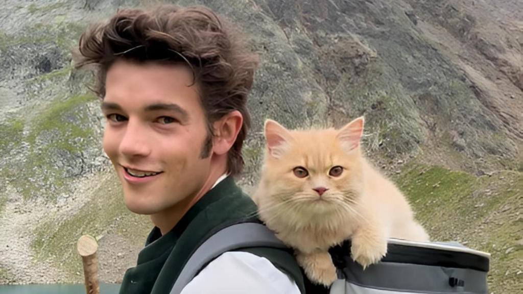 Peter Mainhofer y su gato, Eddie, en la montaña.