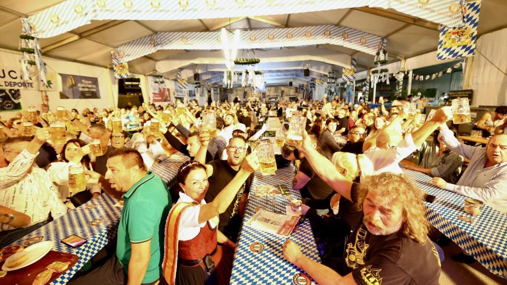 Aspecto de la carpa del Oktoberfest de La Nucía el día de su inauguración.