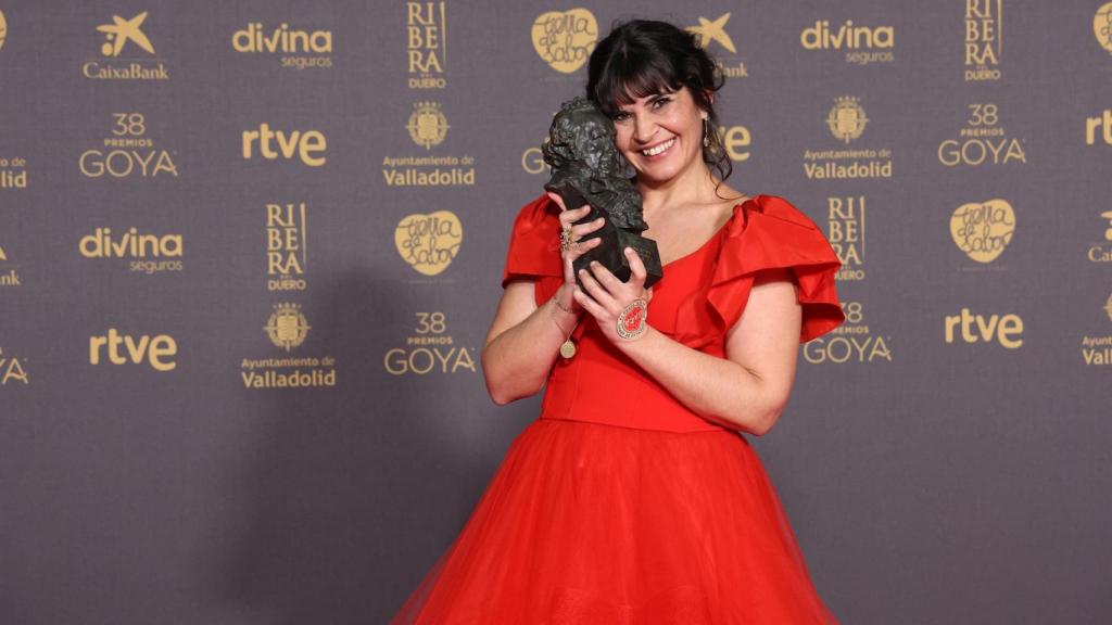 La actriz Janet Novás posa con el Goya a Mejor Actriz Revelación en 2024 por su trabajo en 'O corno'.
