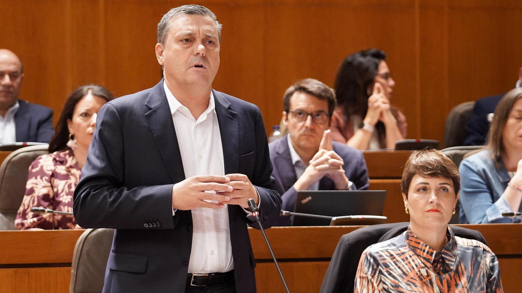 Fernando Sabés, portavoz del PSOE, durante su intervención.