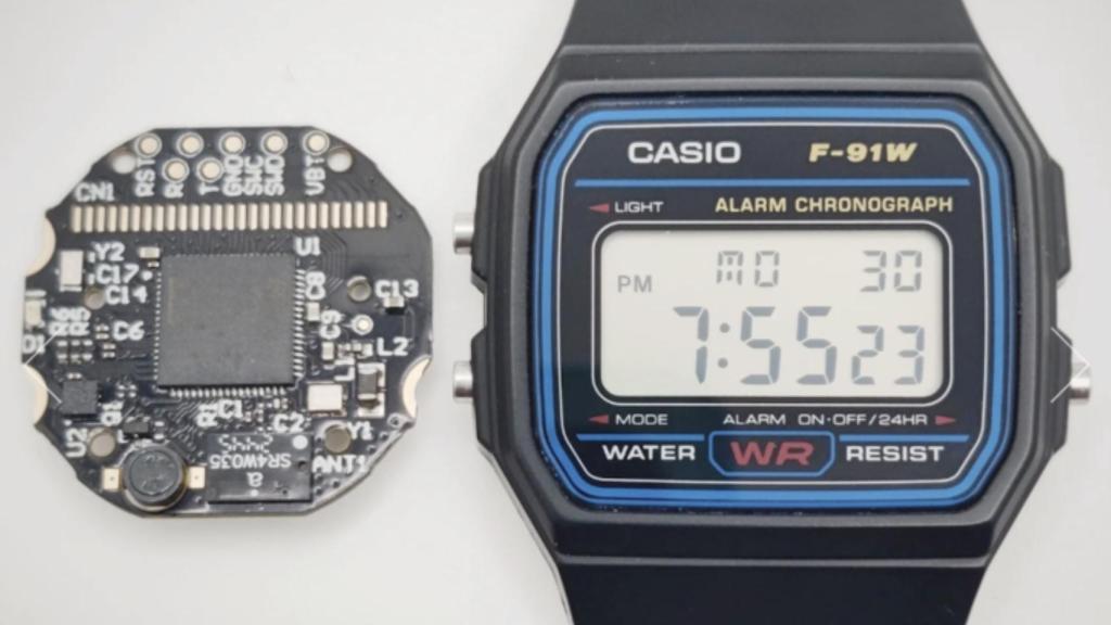Reloj de Casio junto a la placa base de Ollee