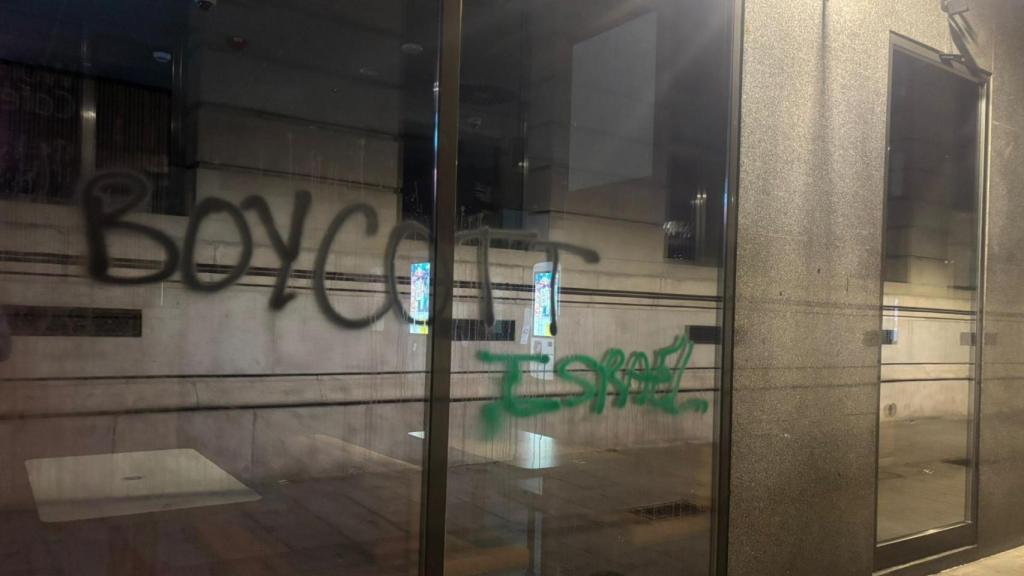 El local de McDonald's de los Cantones, en A Coruña, amanece con pintadas contra Israel