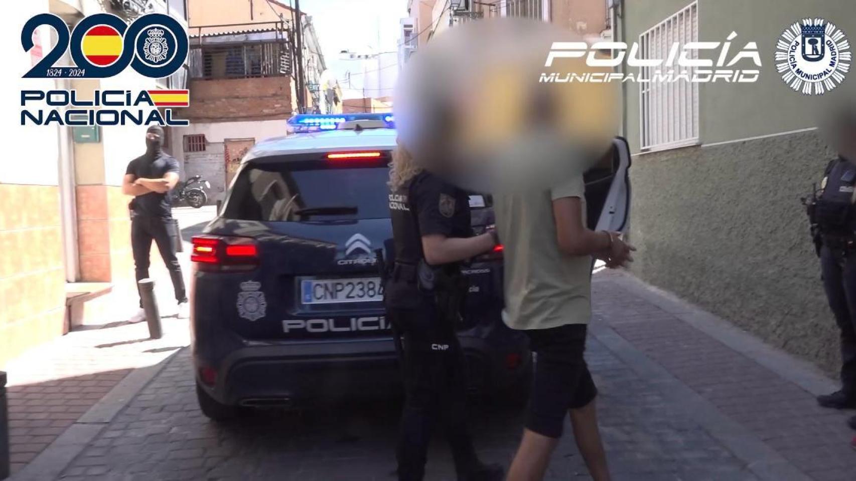 La Policía efectuando una detención en Vallecas.