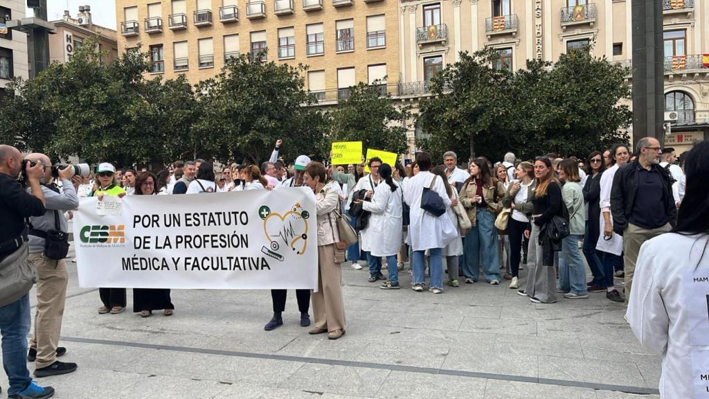 Médicos de Aragón concentrados en la plaza del Pilar, por la huelga contra el Estatuto Marco.