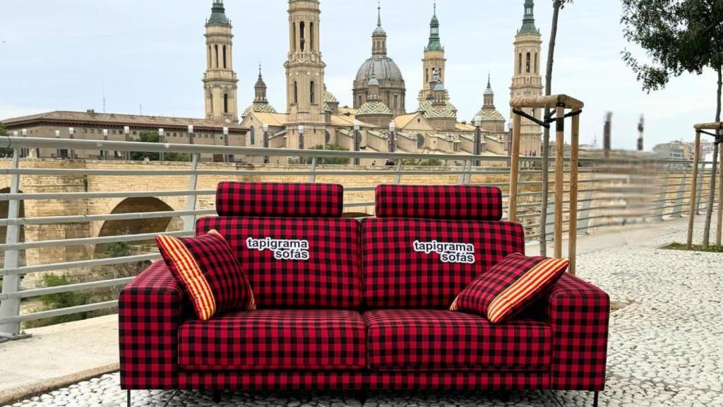El sofá más icónico de Tapigrama sale a las calles de Zaragoza.