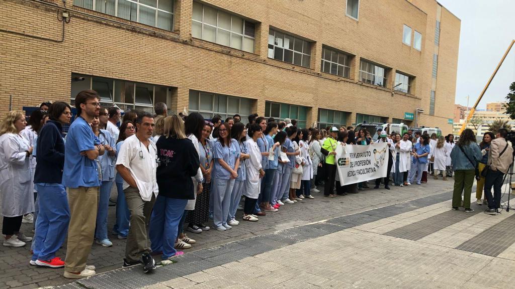Concentración de médicos de Zaragoza contra el borrador del nuevo Estatuto Marco.