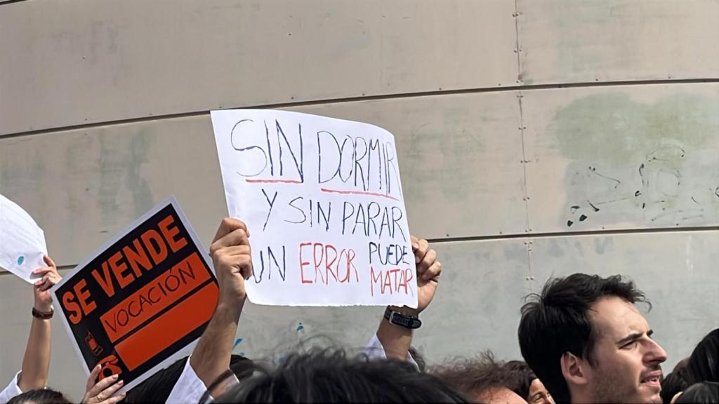 Un cartel de un médico en huelga que dice: Sin dormir y sin parar, un error puede matar