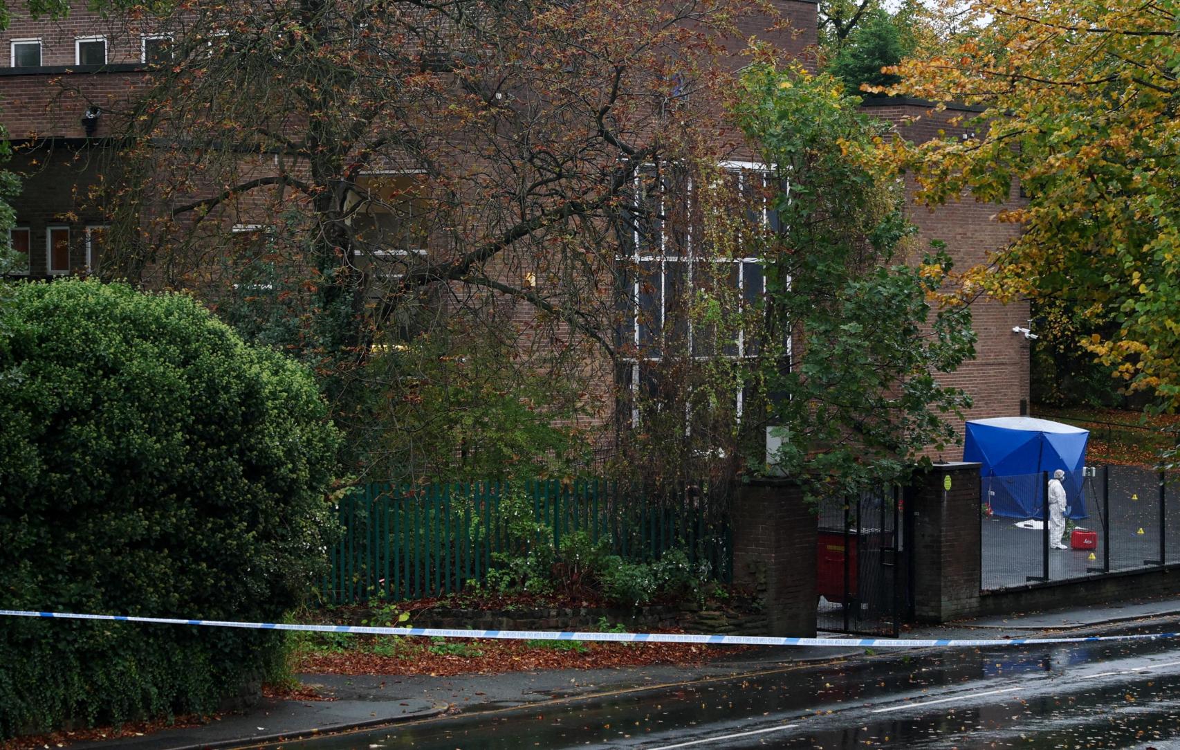 Entrada de la sinagoga de Manchester donde ha ocurrido el atentado terrorista.