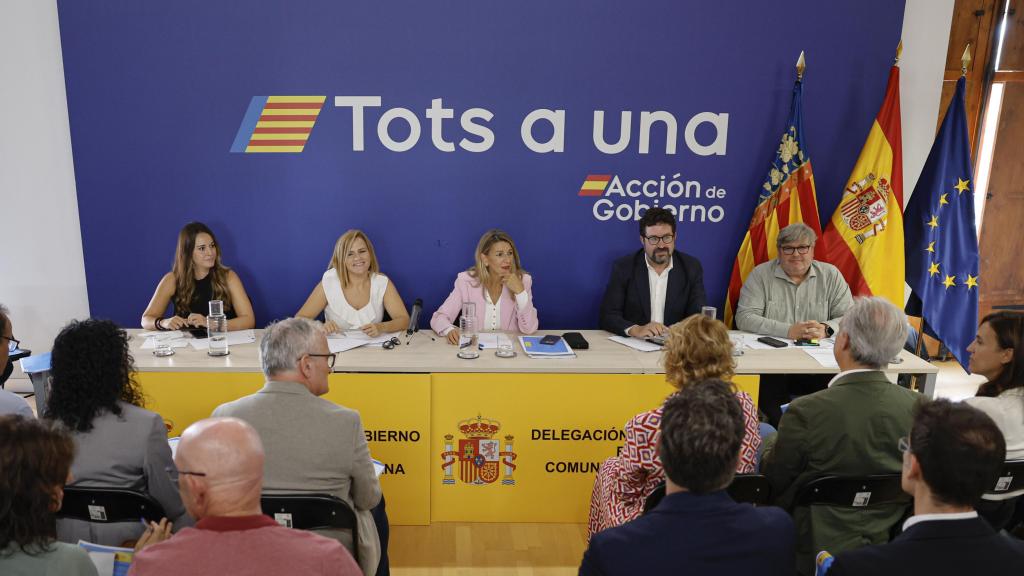 La vicepresidenta segunda del Gobierno y ministra de Trabajo, Yolanda Díaz, se reúne con los alcaldes de los municipios de la dana. Efe / Ana Escobar