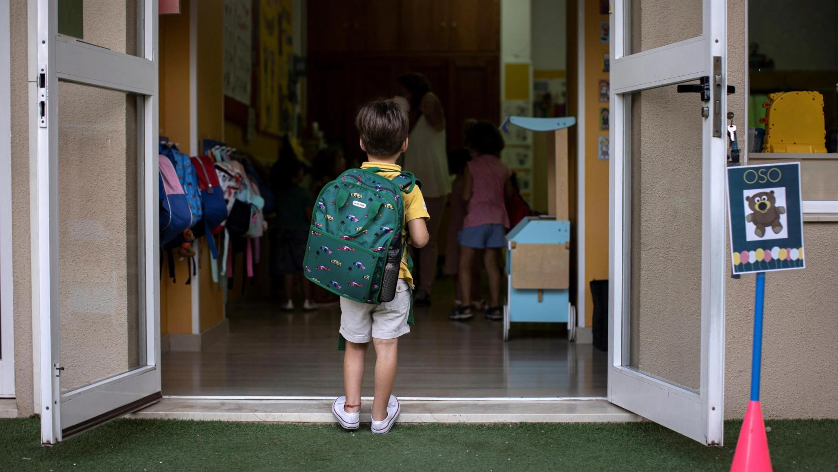 Un niño espera para entrar al aula. EFE/Biel Aliño