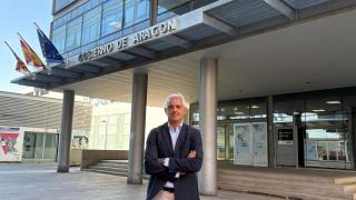 Joaquín Velilla, director general de Salud Digital, frente al departamento de Sanidad del Gobierno de Aragón
