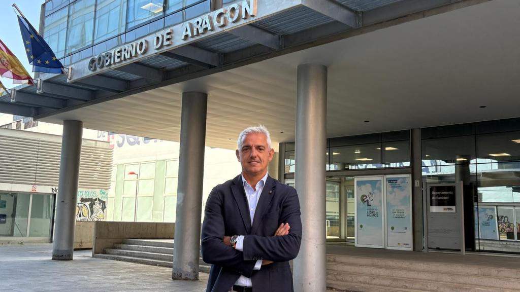 Joaquín Velilla, director general de Salud Digital, frente al departamento de Sanidad del Gobierno de Aragón