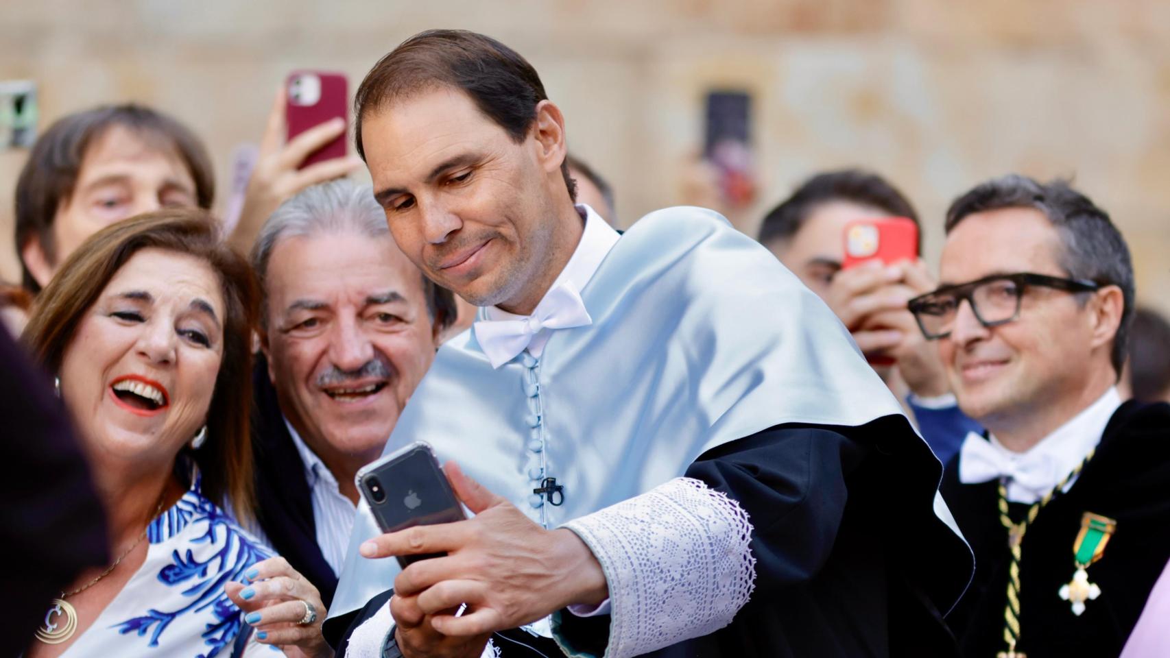 Rafa Nadal antes de entrar en la Universidad de Salamanca realiza un selfie con los salmantinos