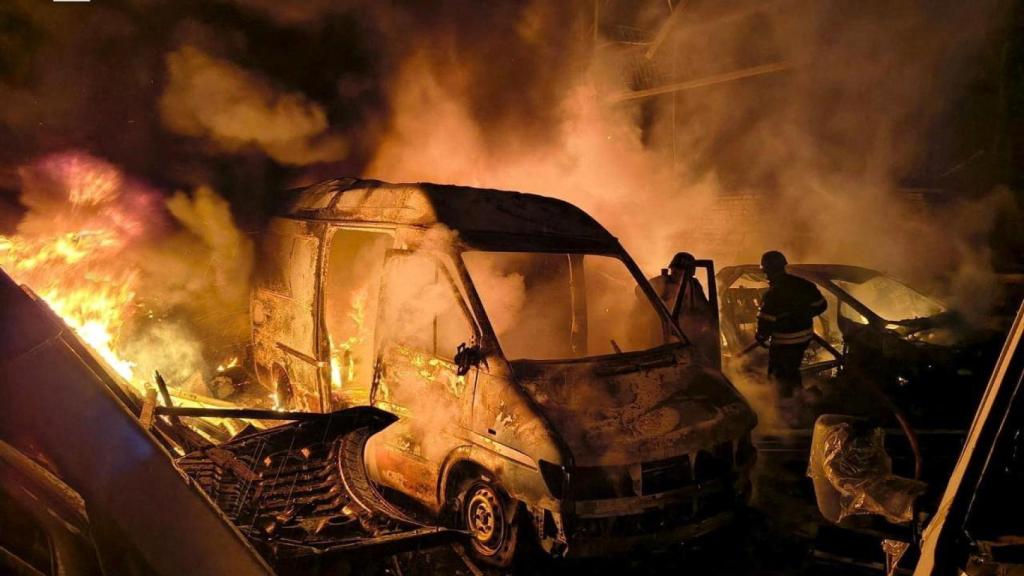 Bomberos trabajan en las instalaciones de una empresa afectada por ataques con drones y misiles rusos.