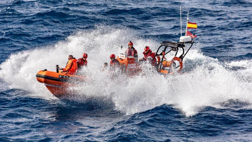 Traslado de personal del submarino accidentado al buque A-62 'Cartagena'