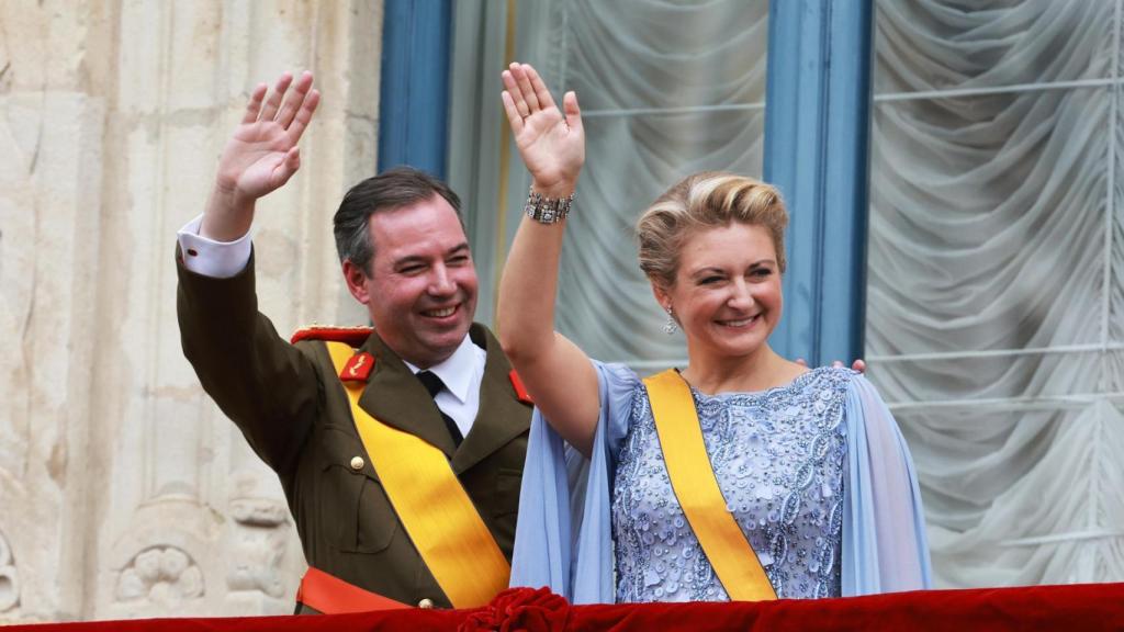Los nuevos Grandes Duques saludan desde el balcón.