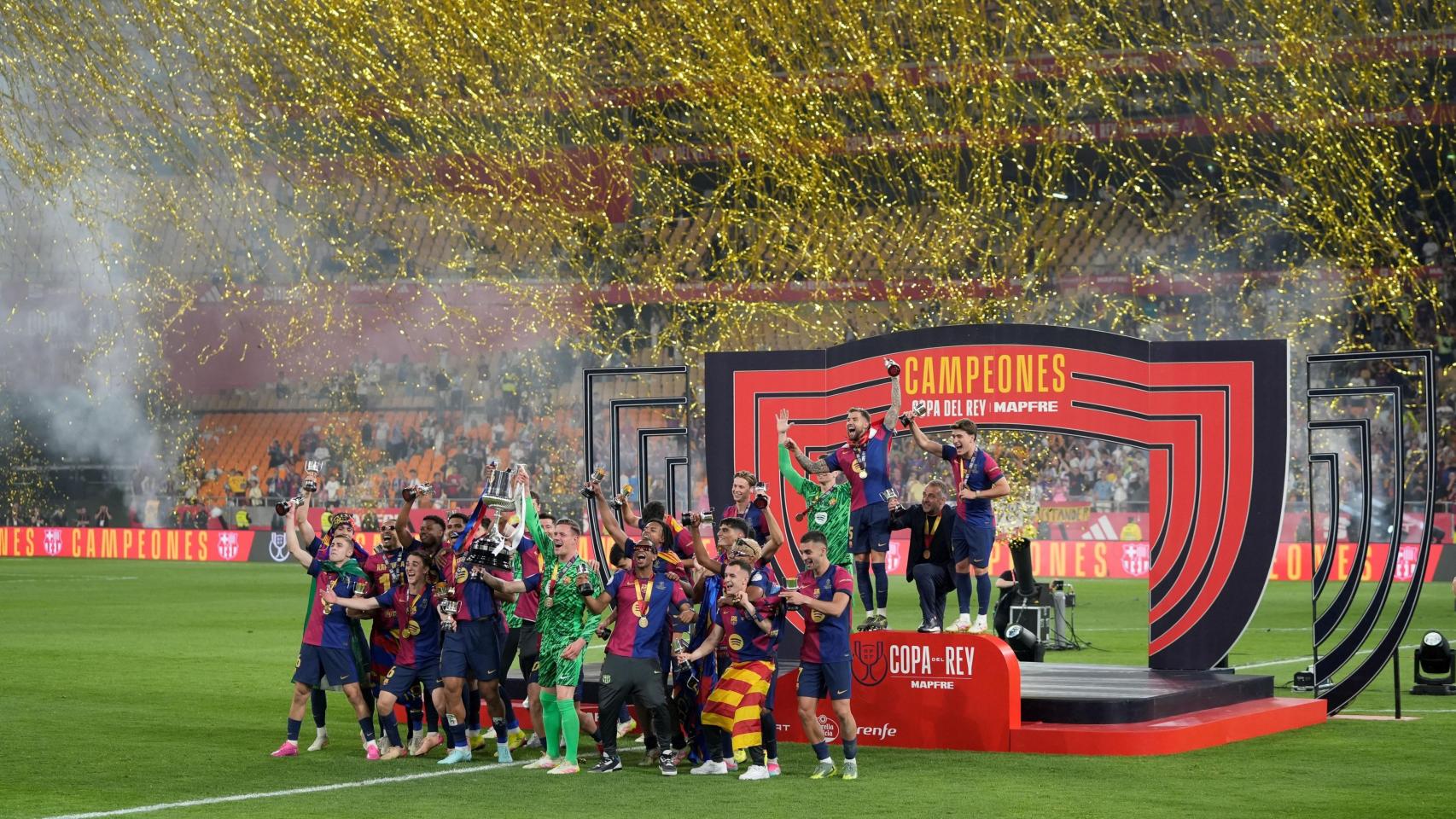 Jugadores del FC Barcelona celebrando la victoria del club en la final de la Copa del Rey.