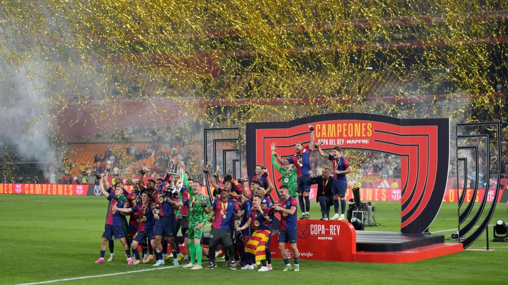 Jugadores del FC Barcelona celebrando la victoria del club en la final de la Copa del Rey.