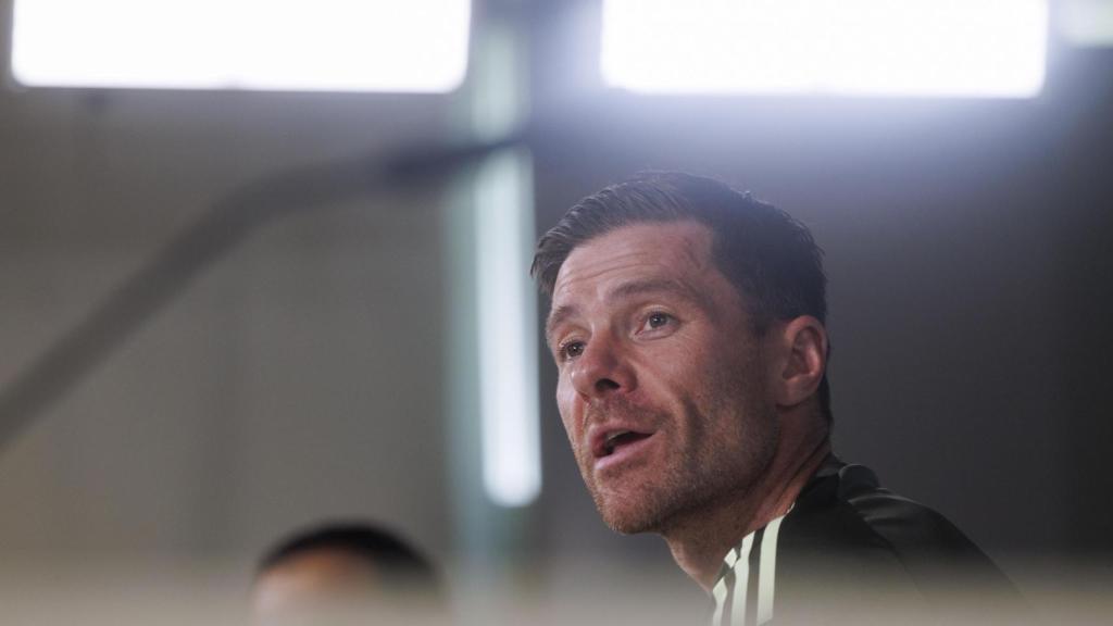 Xabi Alonso responde ante los medios de comunicación.