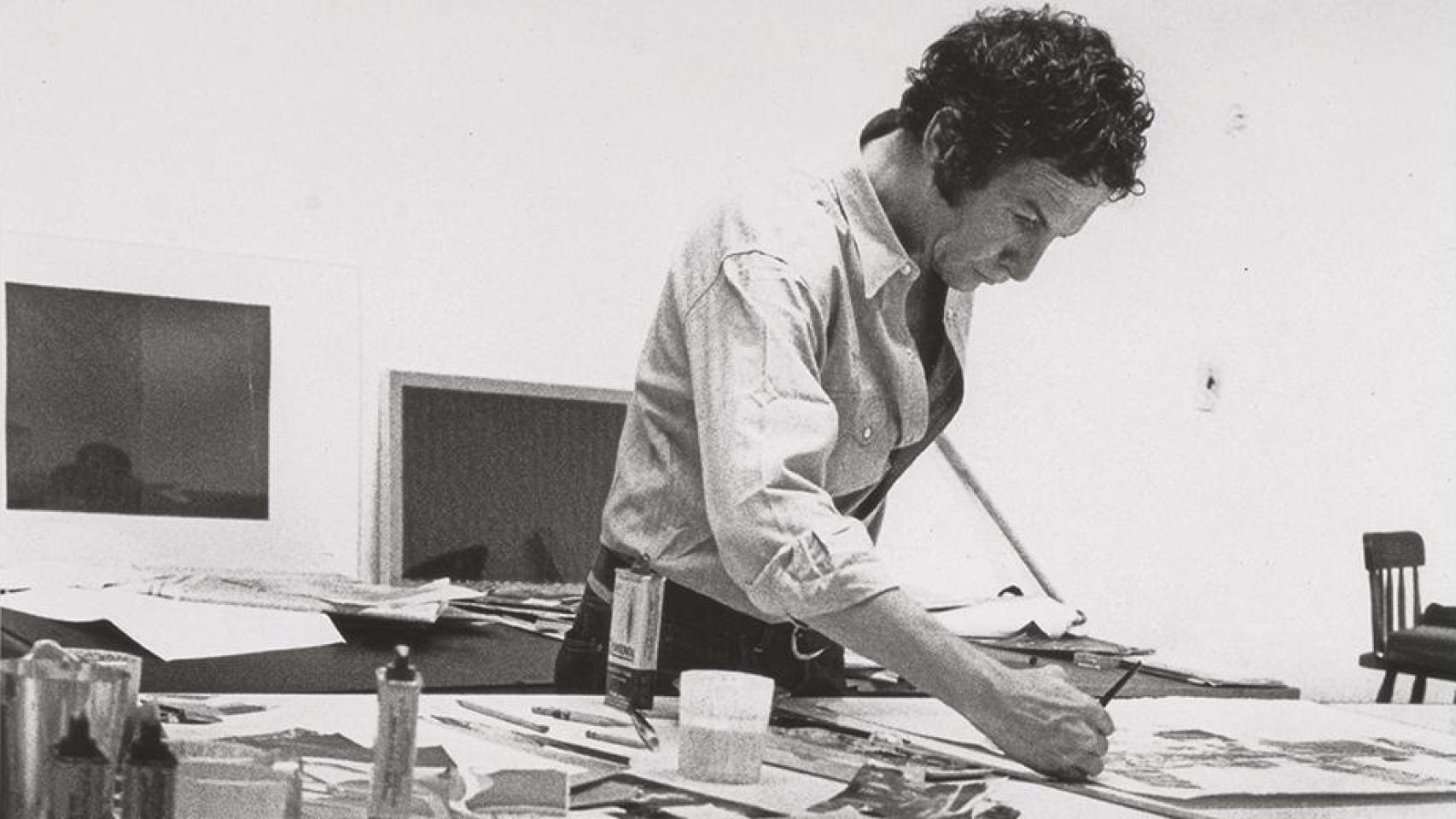 Robert Rauschenberg trabajando en su estudio de Lafayette Street, Nueva York, 1968. Foto: Shunk-Kender. Getty Research Institute, Los Ángeles. Donación de la Roy Lichtenstein Foundation en memoria de Harry Shunk y János Kender © J. Paul Getty Trust