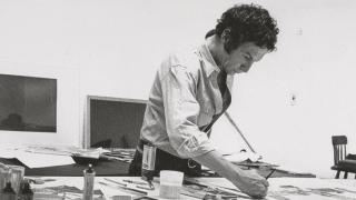 Robert Rauschenberg trabajando en su estudio de Lafayette Street, Nueva York, 1968. Foto: Shunk-Kender. Getty Research Institute, Los Ángeles. Donación de la Roy Lichtenstein Foundation en memoria de Harry Shunk y János Kender © J. Paul Getty Trust
