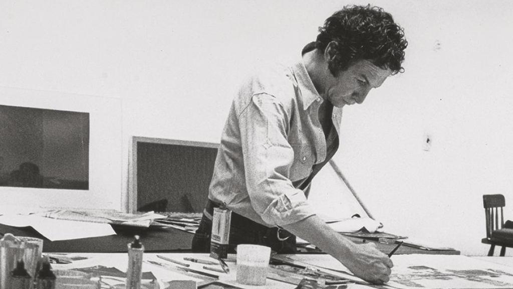 Robert Rauschenberg trabajando en su estudio de Lafayette Street, Nueva York, 1968. Foto: Shunk-Kender. Getty Research Institute, Los Ángeles. Donación de la Roy Lichtenstein Foundation en memoria de Harry Shunk y János Kender © J. Paul Getty Trust