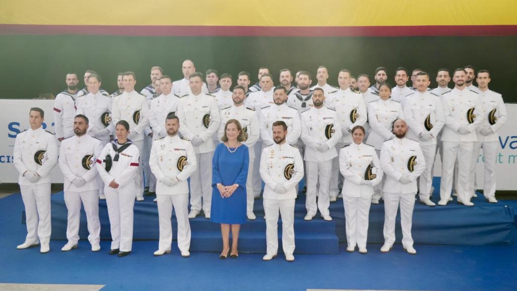 Isabel López, madrina del S-82, con la dotación de quilla