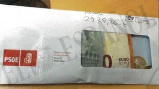 Fotografía de un sobre de los pagos del PSOE a Koldo García incluida en el informe de la UCO.