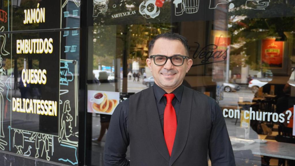 Alejandro, encargado del equipo de camareros de la cafetería Las Vegas. Zaragoza.