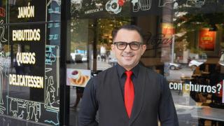 Alejandro, encargado del equipo de camareros de la cafetería Las Vegas. Zaragoza.