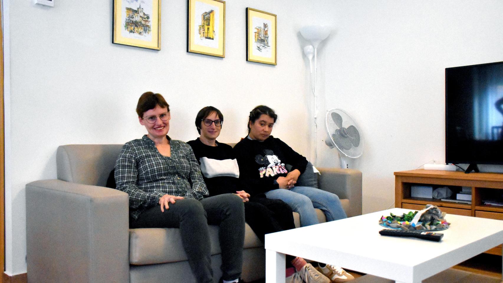 Nerea, Verónica y Manuela, en el piso de Asprosub Fundación Personas