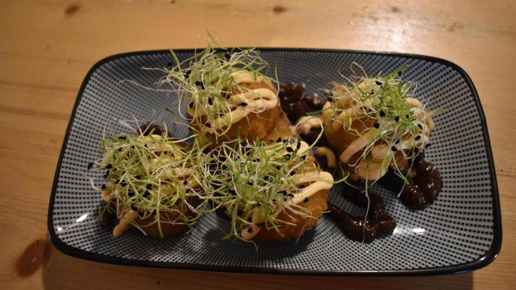 Bombas de patata, rellenas de kimchi ecológico y queso crema.