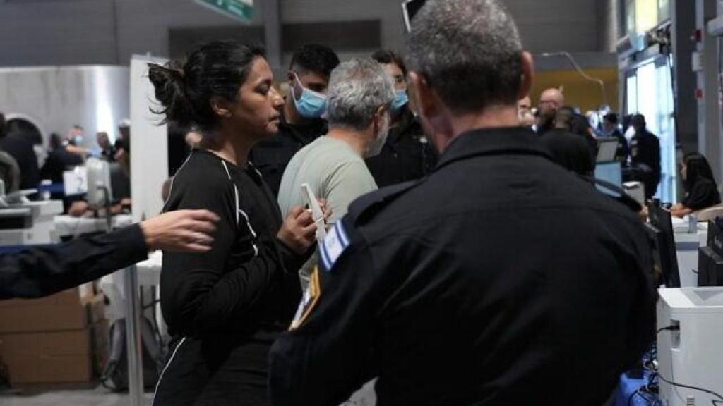 Activistas de la Flotilla Global Sumud siendo procesados tras ser detenidos mientras intentaban romper el bloqueo marítimo en Gaza.