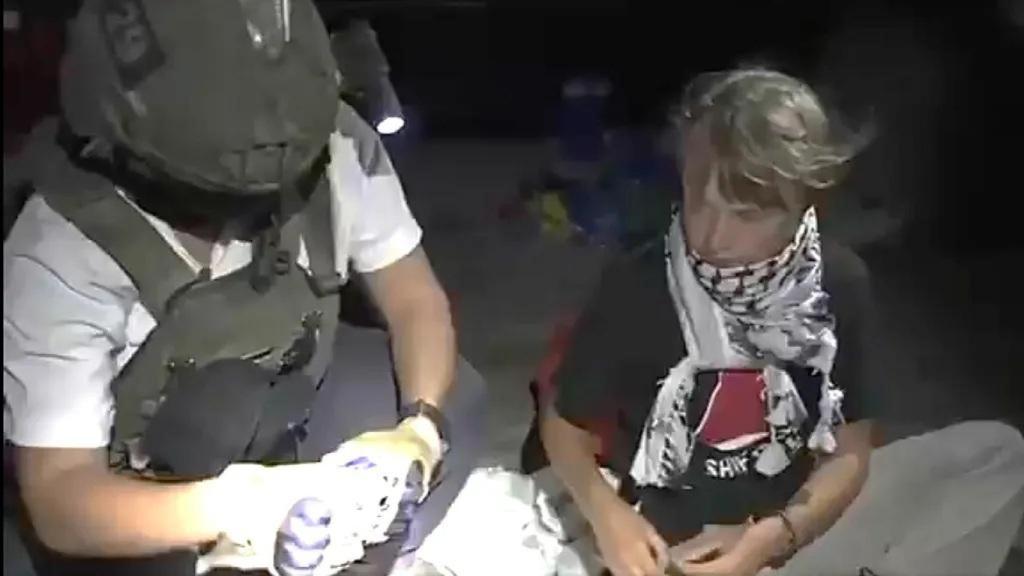 El Ministerio de Asuntos Exteriores de Israel publicó imágenes de sus fuerzas deteniendo a la activista sueca Greta Thunberg desde uno de los barcos.