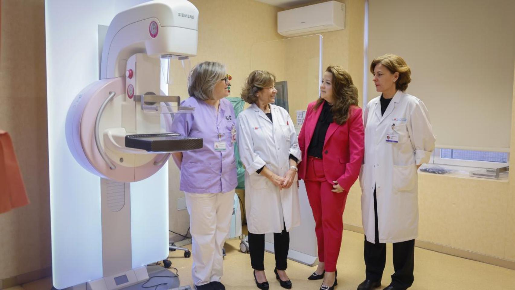 La consejera de Sanidad, Fátima Matute, en su visita a la Unidad de Patología Mamaria del Hospital Público Universitario de La Princesa.