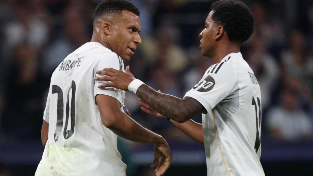 Mbappé y Rodrygo se abrazan tras un gol del Real Madrid.