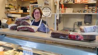 Maricarmen, en su puesto La Quesería, en el mercado de San Agustín de A Coruña.