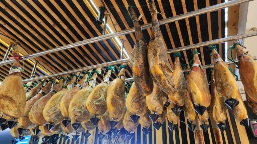 Jamones colgados en una charcutería de A Coruña.