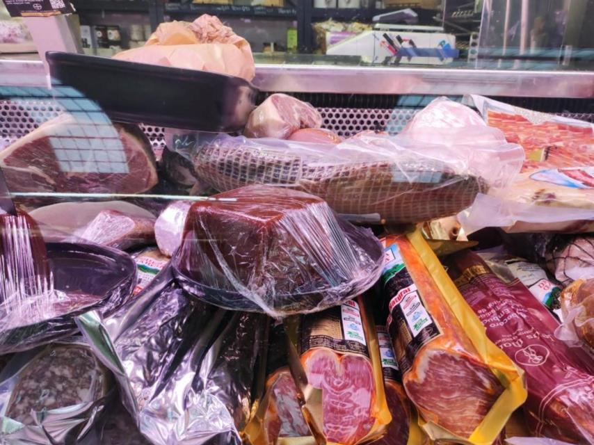 Variedad de embutido en un puesto del mercado de San Agustín.