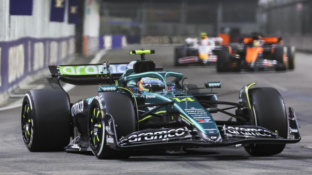 Fernando Alonso, durante los entrenamientos libres del GP de Singapur.