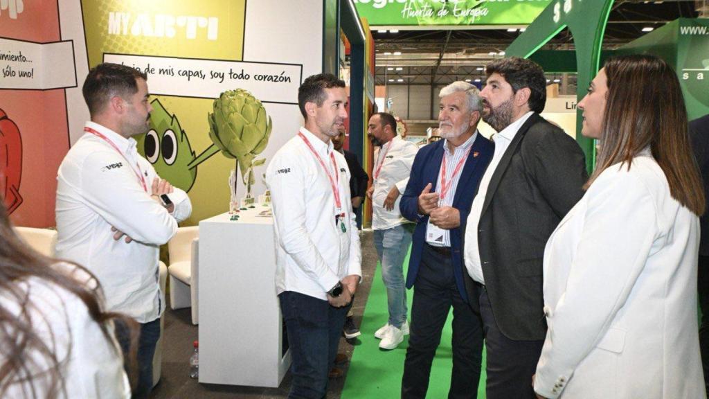 El presidente murciano conversando con uno de los asistentes a Fruit Attraction.