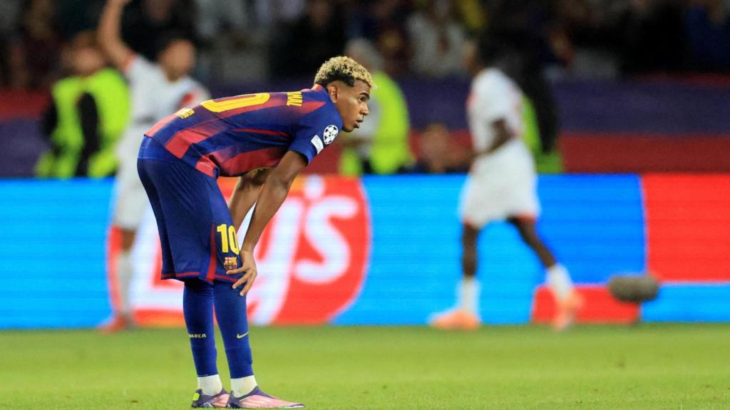 Lamine Yamal, cabizbajo durante el partido ante el PSG.