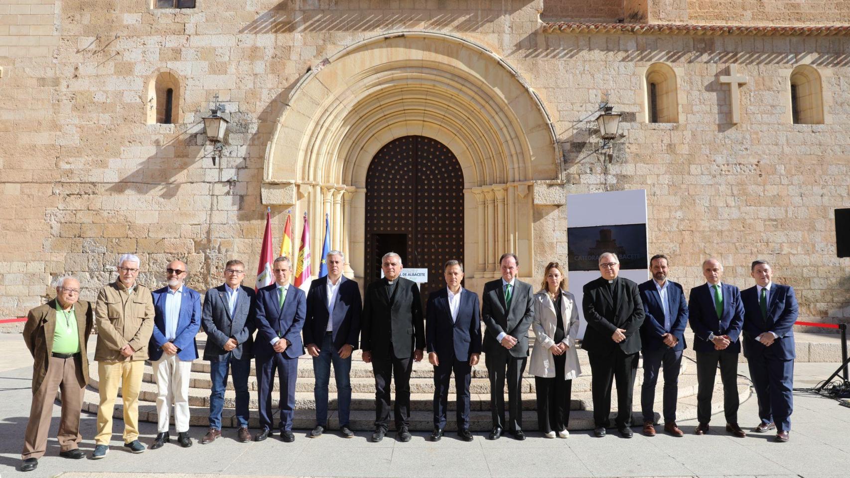 Firma del convenio para la nueva iluminación ornamental de la Catedral de Albacete.