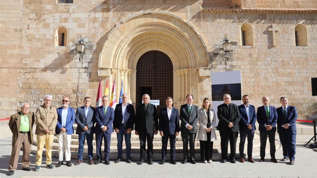 Firma del convenio para la nueva iluminación ornamental de la Catedral de Albacete.