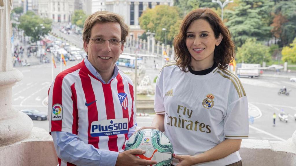 José Luis Martínez Almeida e Isabel Diaz Ayuso con las camisetas del Atlético y del Real Madrid respectivamente.