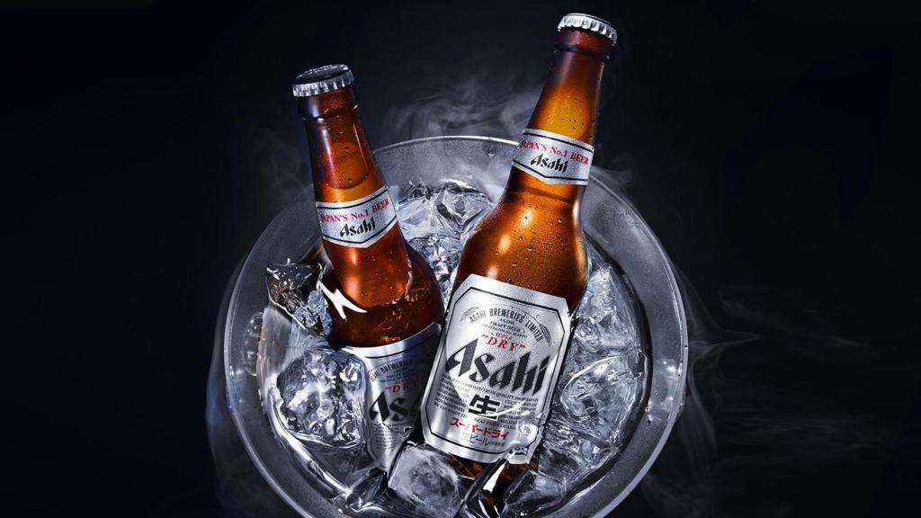 Cerveza Asahi.